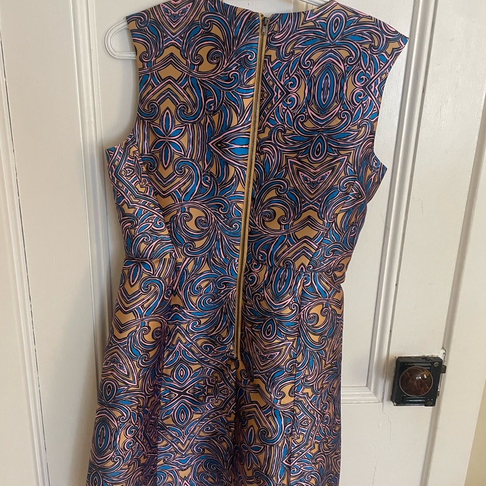 Unique shift dress. - Picture 5 of 7